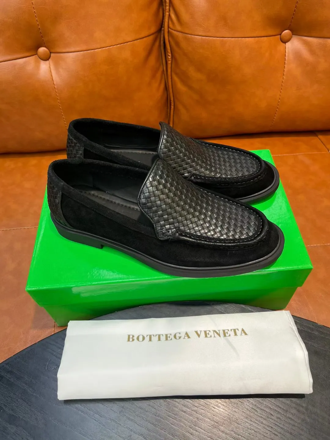 [BV] Top P: 780💰 Size: Male 39-44 (38.45 non-refundable) Bottega Veneta 2025 autumn and winter counter synchronization style. Bottega Veneta BV's new driving shoes have a slip-on design with suede upper, BV's unique weaving design on the heel, and a weaving pattern on the outsole.